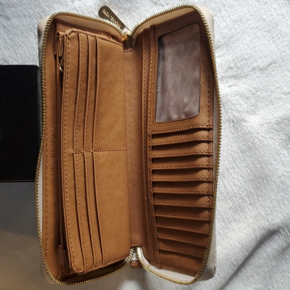 Michael Kors Large Logo Continental Wallet - Picture 8 of 8